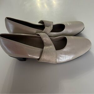 Munro pearlized beige Mary Jane heel 10.5